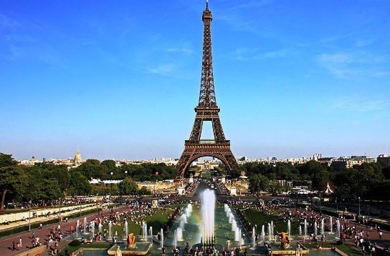 Tháp Eiffel ở Paris, Pháp là một địa  điểm du lịch nổi tiếng thu hút gần 7 triệu người trong năm 2015. Tháp này vượt qua tượng đài ở Washington trở thành công trình nhân tạo cao nhất trên thế giới. Danh hiệu này thuộc về tháp Eiffel trong 41 năm cho tới khi tòa nhà Chrysler ở New York xây xong vào năm 1930.